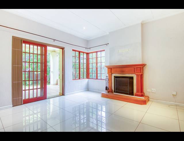 4 BEDROOM FREEHOLD TO LET IN LONEHILL